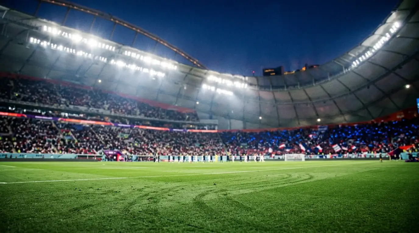 MM-kisojen 2026 pudotuspeliottelun tunnelmaa stadionilla iltavaloissa
