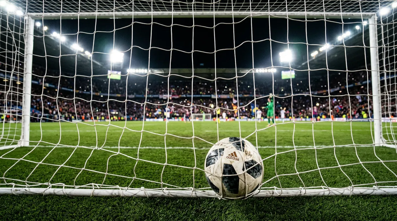 Jalkapallo maalissa verkon takaa kuvattuna stadionissa maalin jälkeen